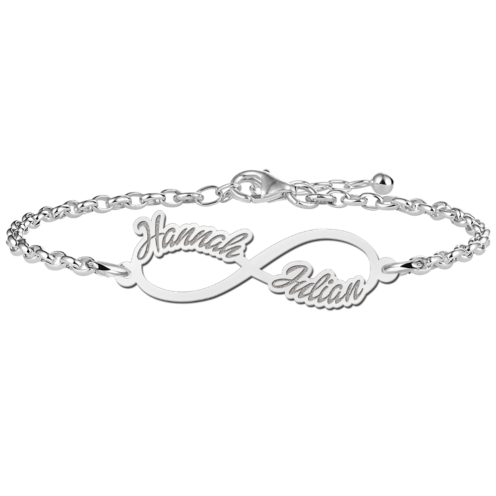 Silbernes Infinity Armband mit zwei geschriebenen Namen