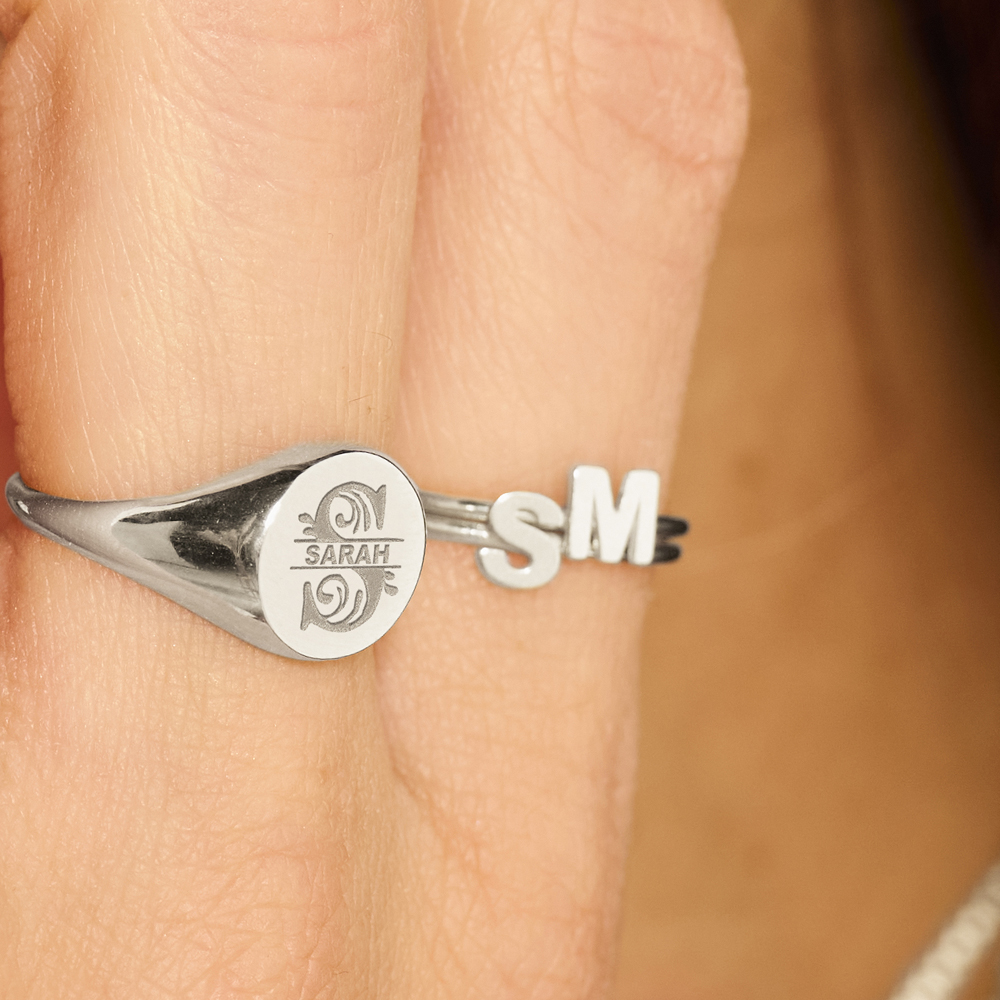 Silberner Ring mit Initial