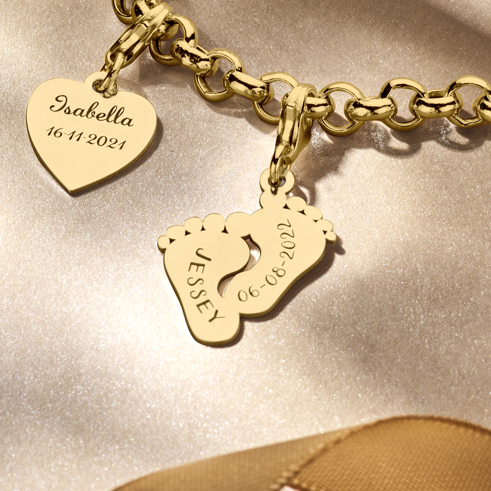 Goldener Babyfuss-Charm mit Namen und Datum