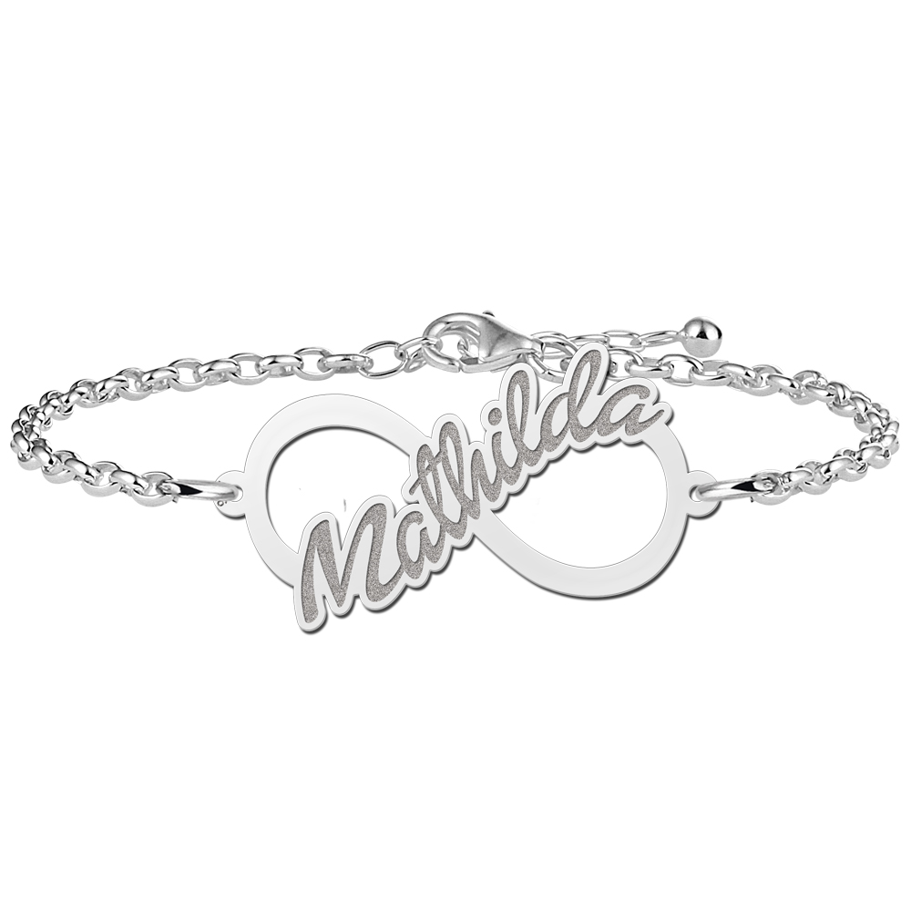 Silbernes Infinity-Armband mit geschrieben Namen