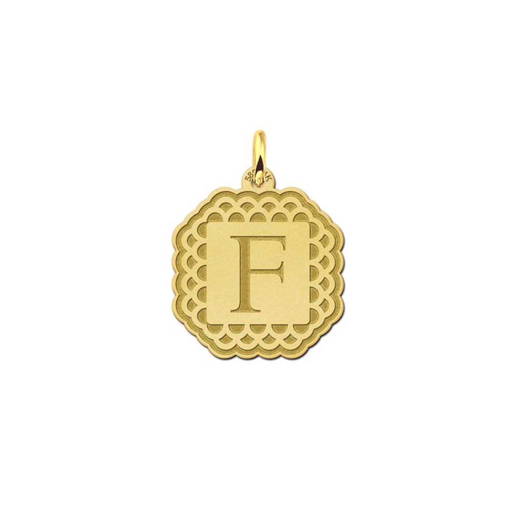 Buchstabenanhänger aus Gold mit gewölbter Randverzierung