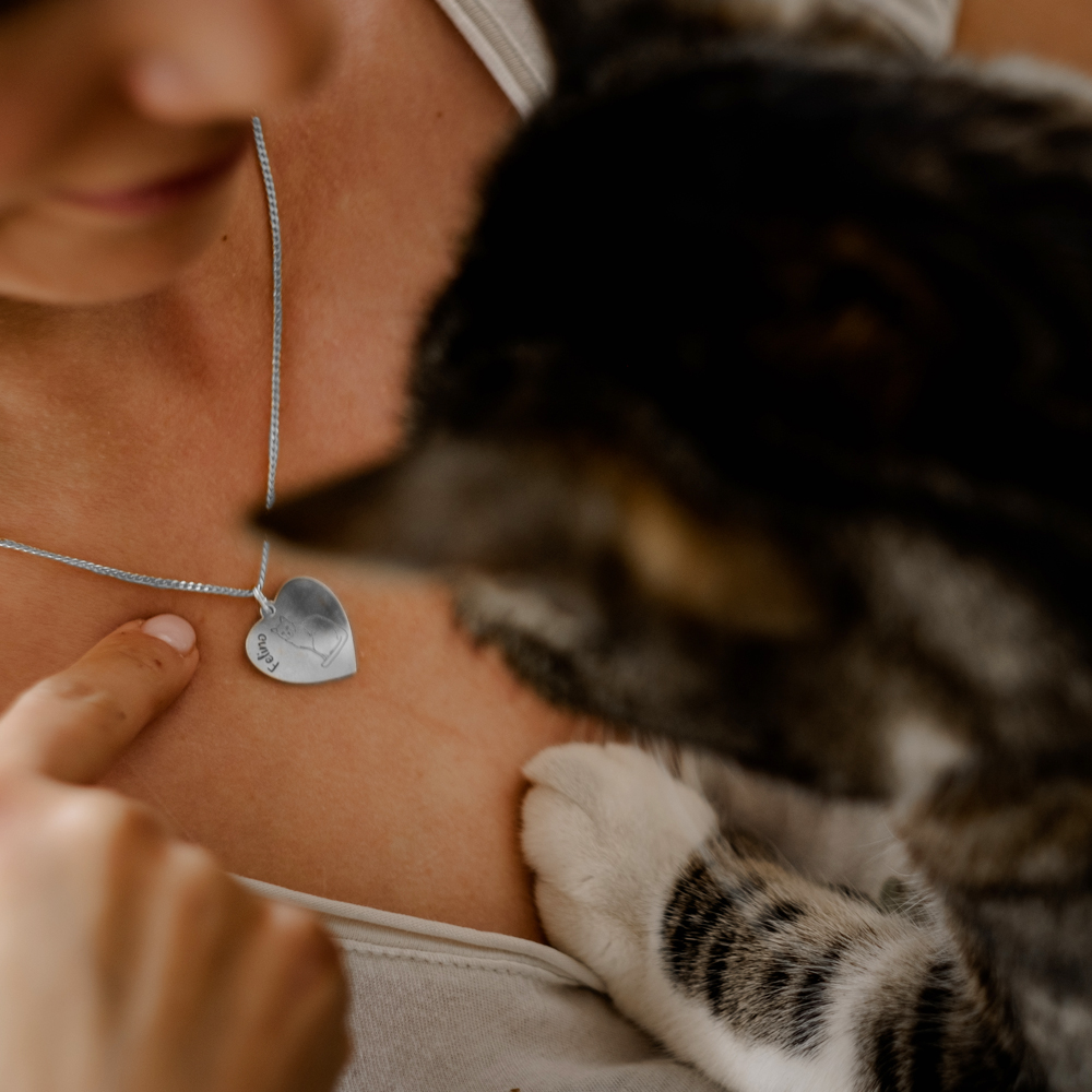 Silberner Anhänger mit Katze und Gravur Heilige Birma