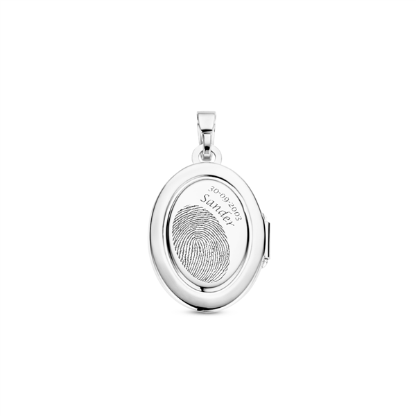 Silbernes ovales Medaillon mit Verzierungen